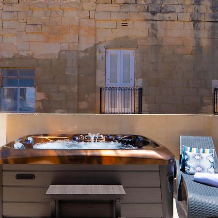 Exquisite 3-Bedroom Duplex Penthouse With Jacuzzi In Valletta Centre Extérieur photo