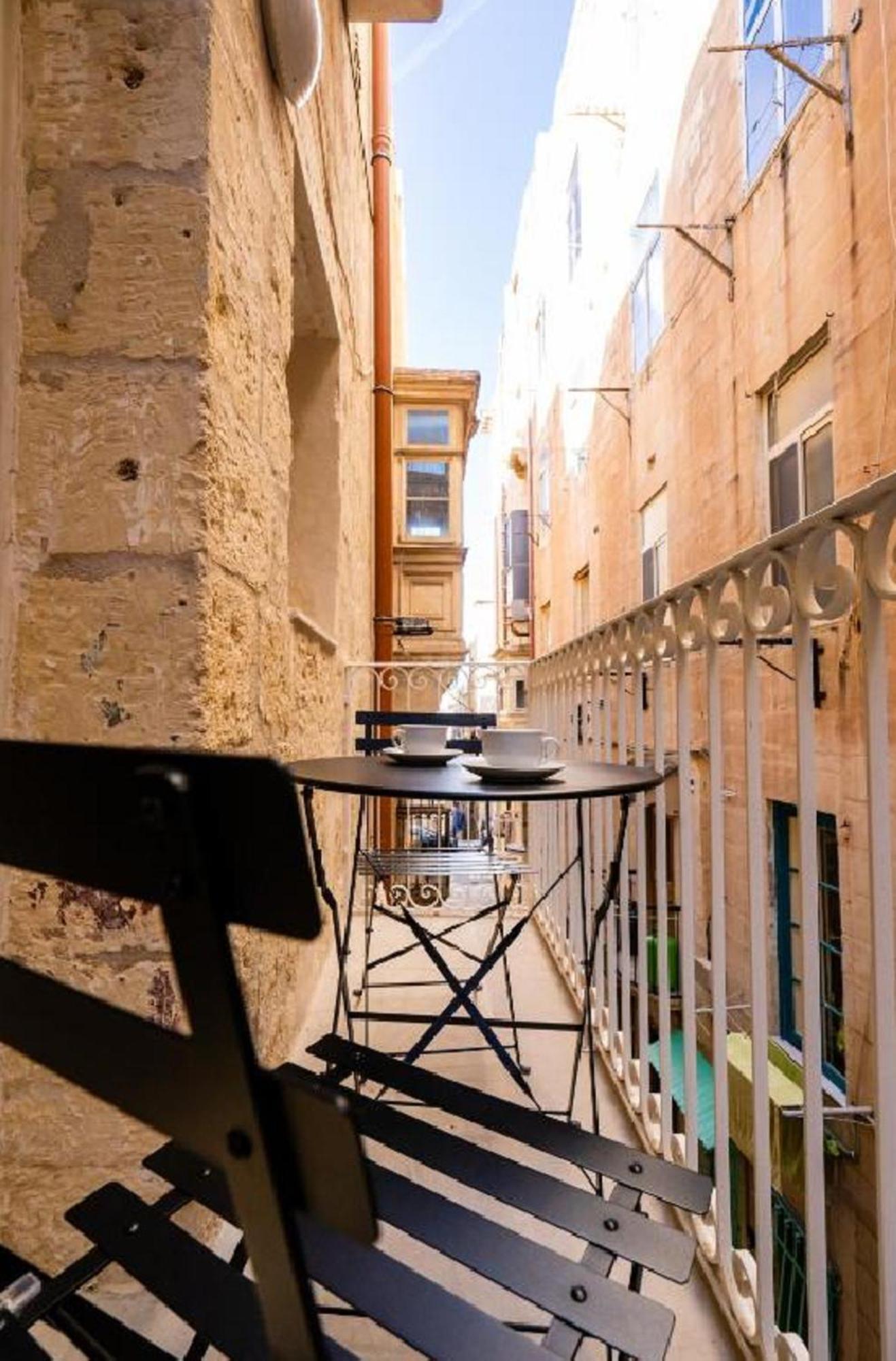 Exquisite 3-Bedroom Duplex Penthouse With Jacuzzi In Valletta Centre Extérieur photo