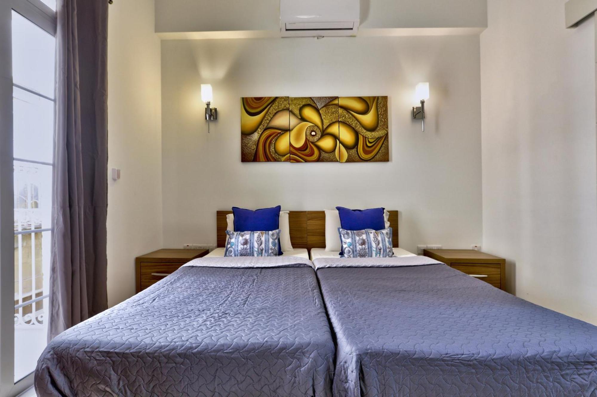 Exquisite 3-Bedroom Duplex Penthouse With Jacuzzi In Valletta Centre Extérieur photo