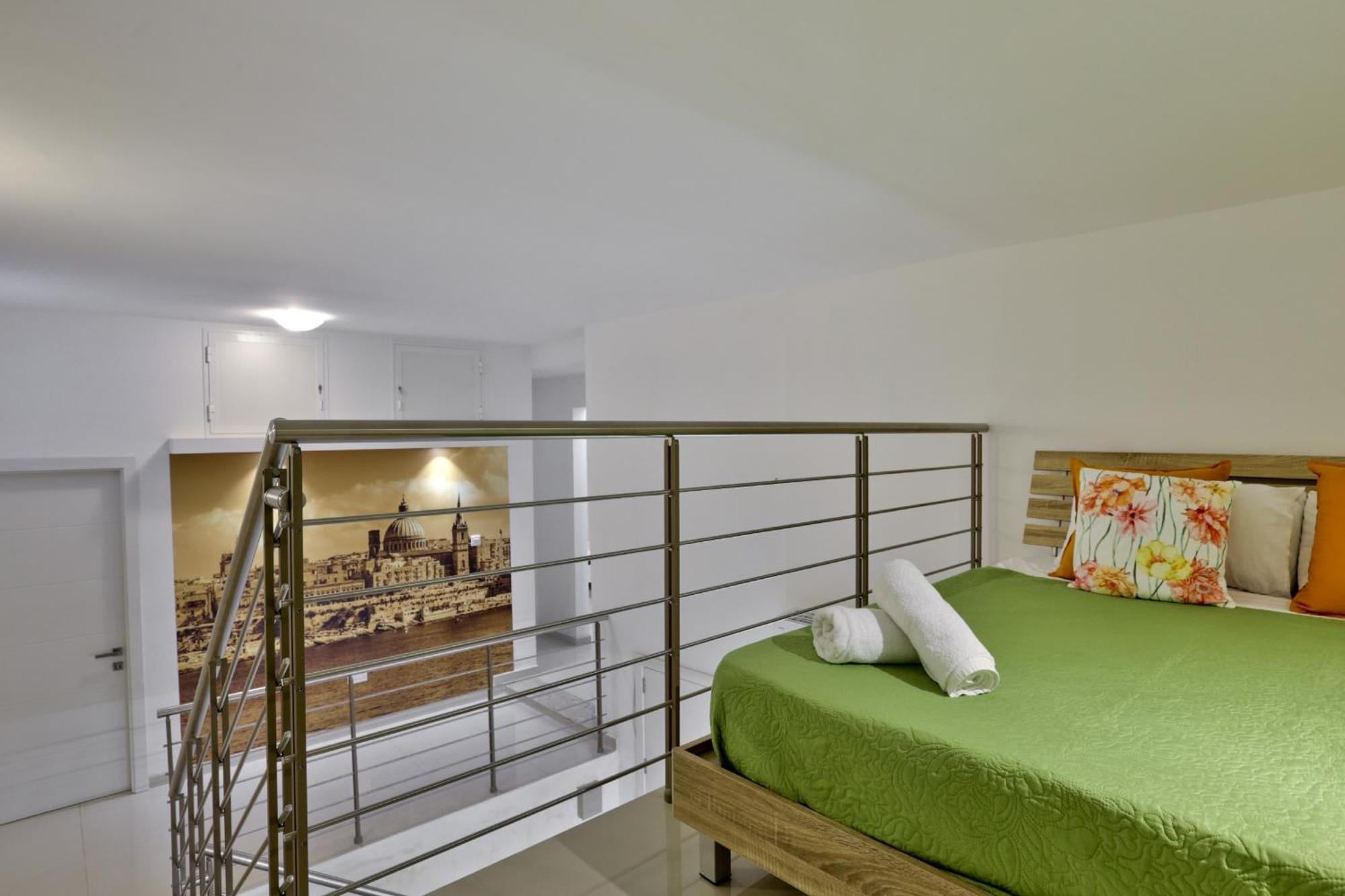 Exquisite 3-Bedroom Duplex Penthouse With Jacuzzi In Valletta Centre Extérieur photo