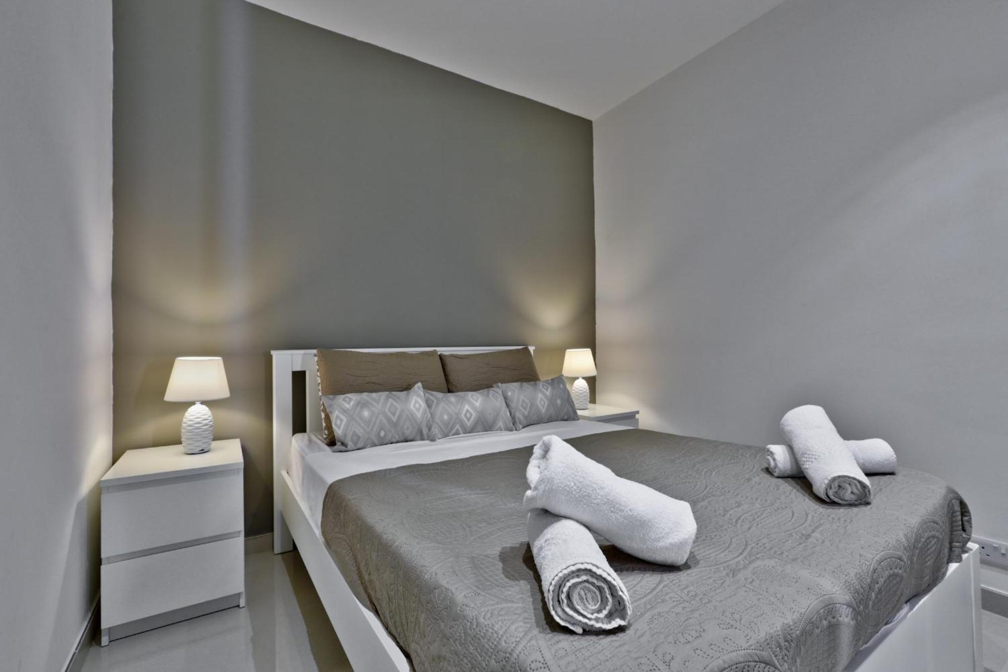 Exquisite 3-Bedroom Duplex Penthouse With Jacuzzi In Valletta Centre Extérieur photo