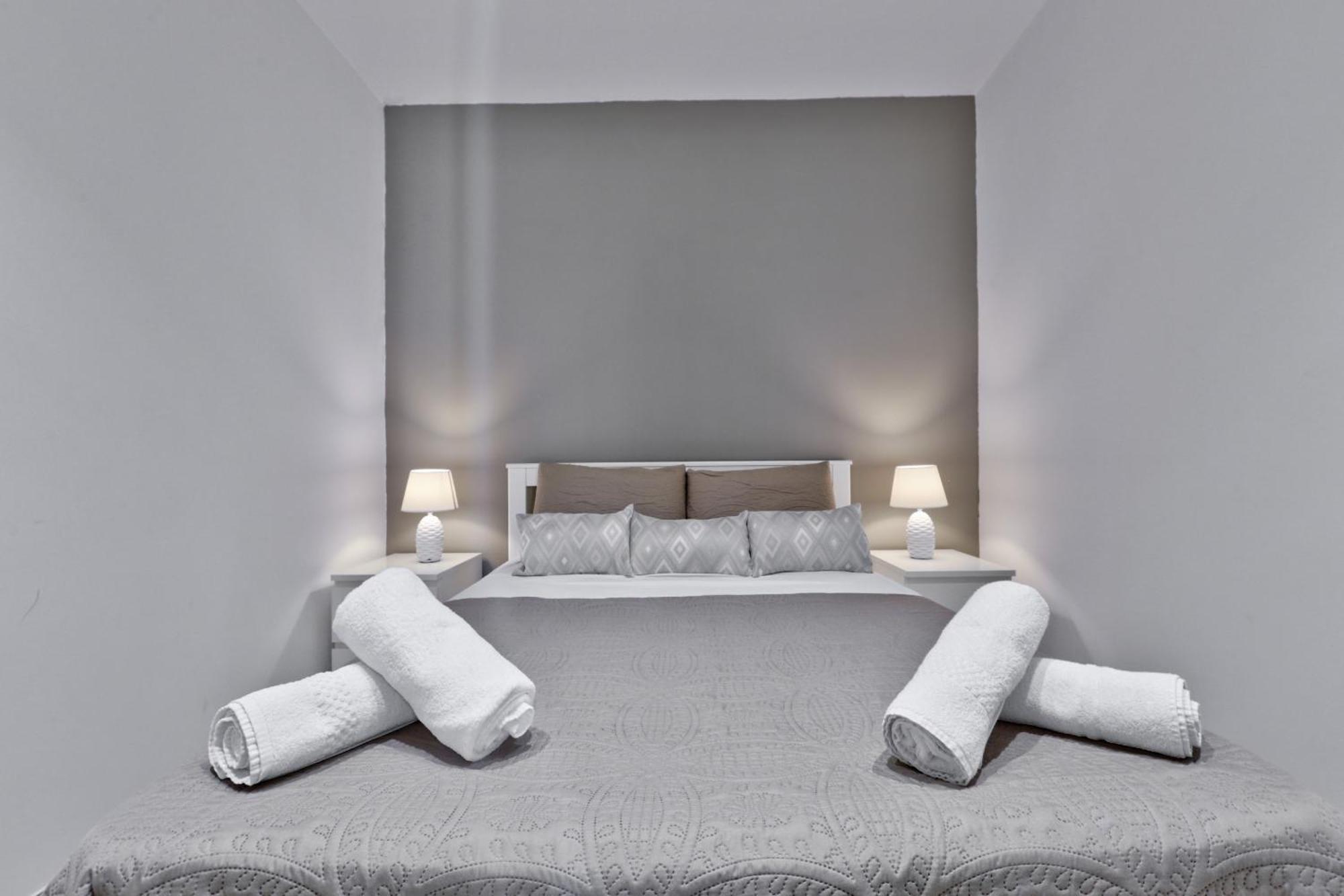 Exquisite 3-Bedroom Duplex Penthouse With Jacuzzi In Valletta Centre Extérieur photo