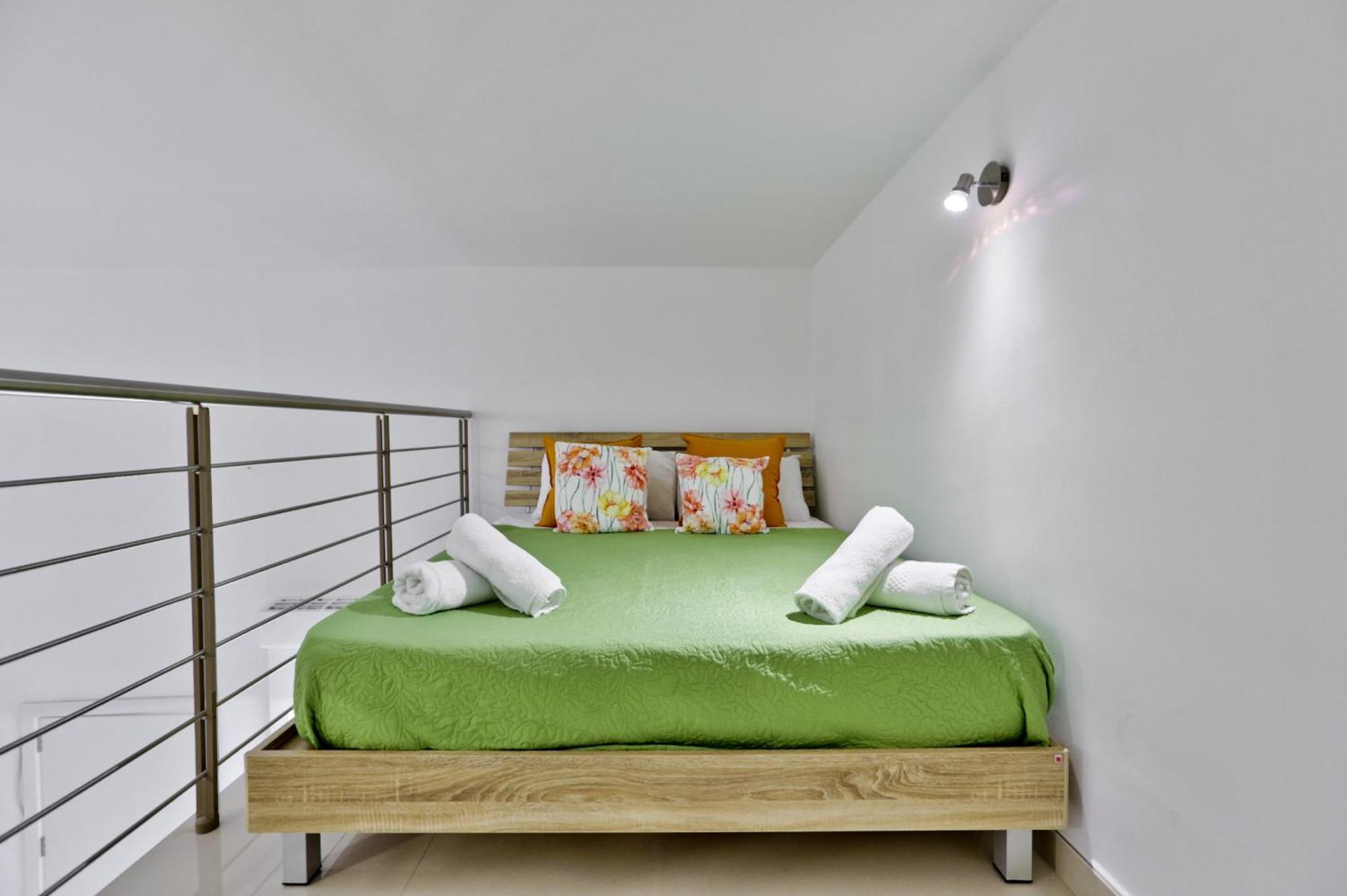 Exquisite 3-Bedroom Duplex Penthouse With Jacuzzi In Valletta Centre Extérieur photo