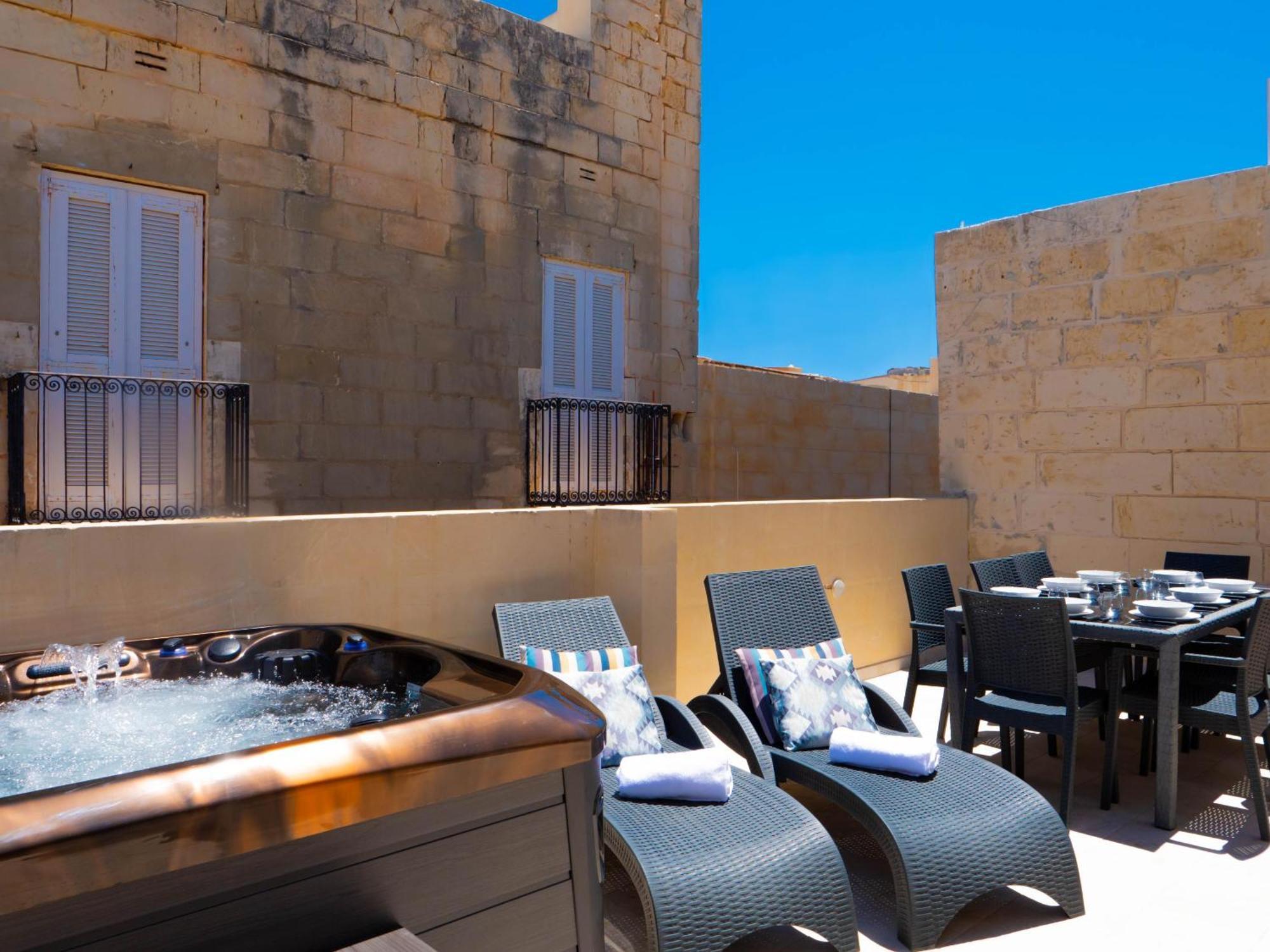 Exquisite 3-Bedroom Duplex Penthouse With Jacuzzi In Valletta Centre Extérieur photo