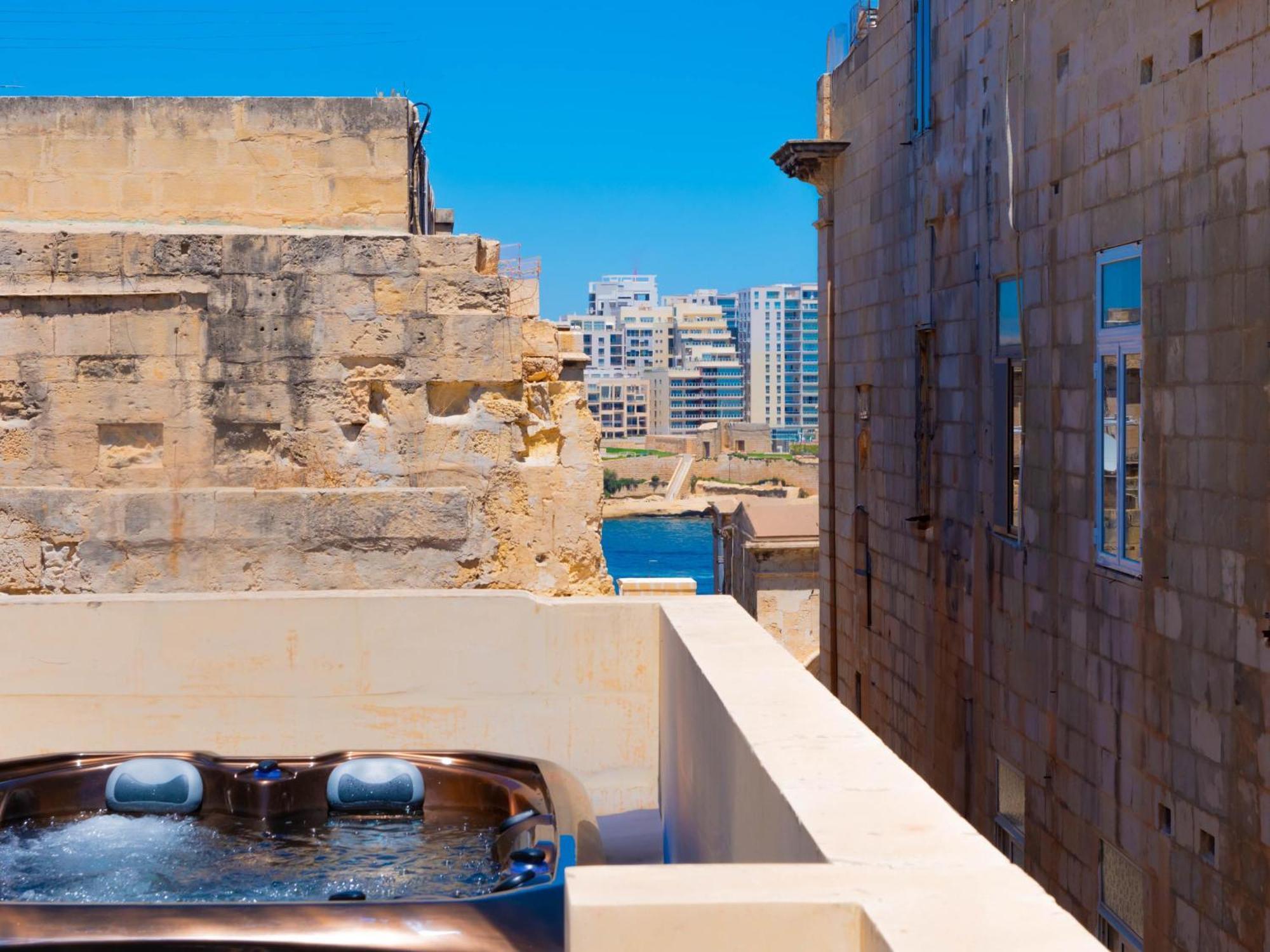 Exquisite 3-Bedroom Duplex Penthouse With Jacuzzi In Valletta Centre Extérieur photo